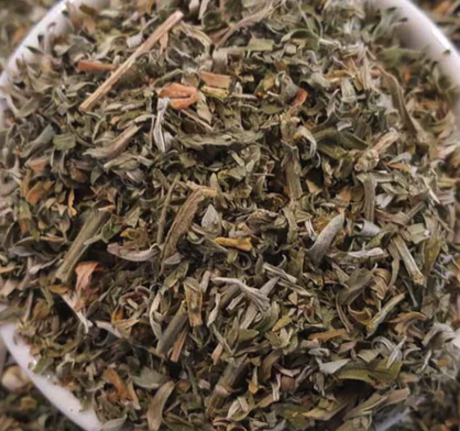 La tisane de fenouil sauvage, d'origan, de menthe et d'ortie : antioxydants, purifie le sang, antibactérien, et soulage les ballonnements et la toux.
